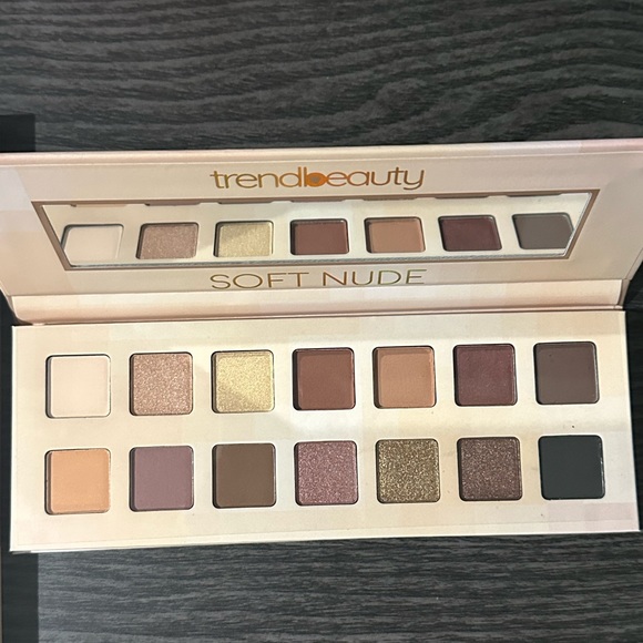 Eyeshadow palette NEW - Picture 3 of 5